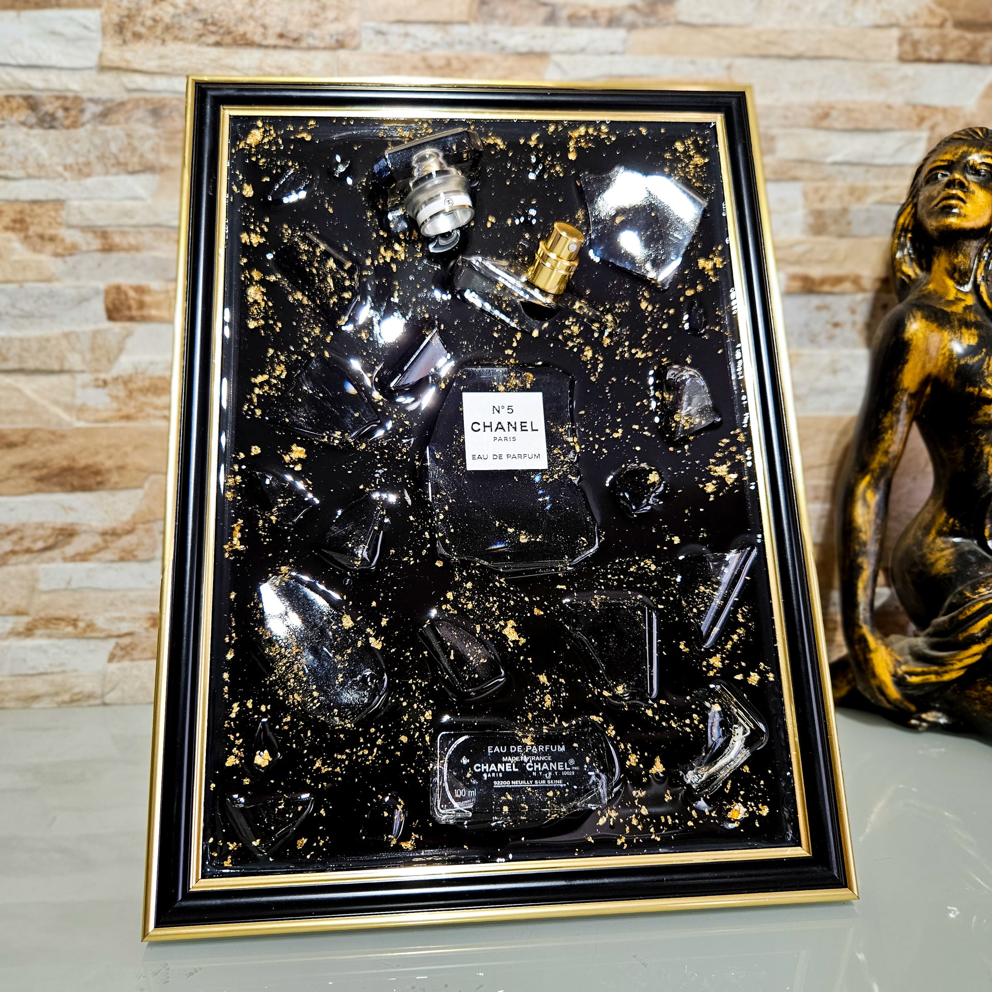Tableau déco noir et or en résine époxy avec éclats de verre et flacon Chanel, fait main en France